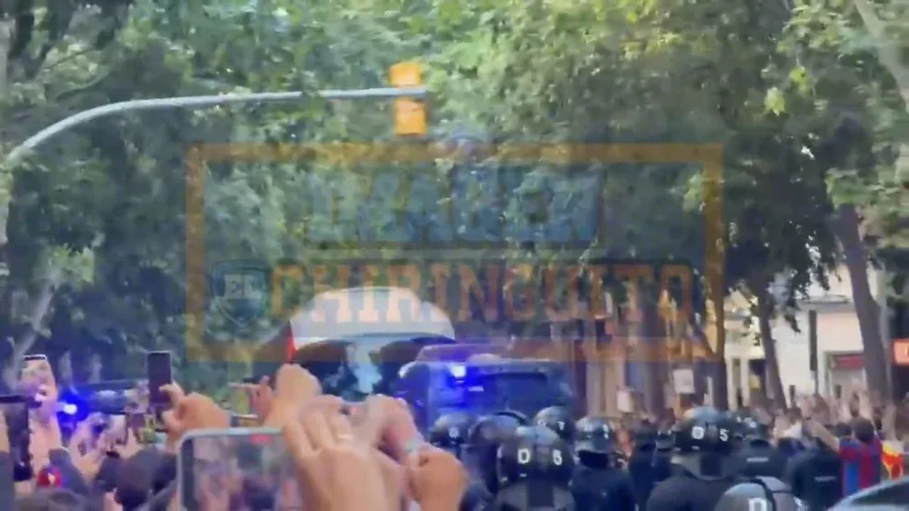 ¡Lanzamiento de objetos hacia el autocar del Real Madrid!