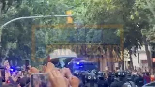 ¡Lo nunca visto! Los aficionados del Barça apedrean el autobús de su propio equipo