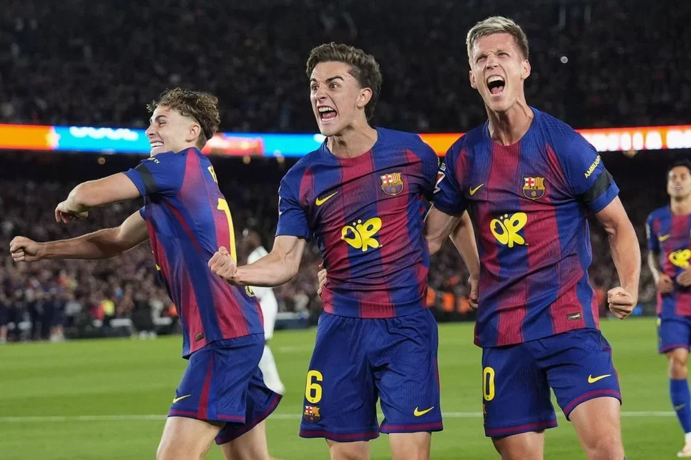 Los jugadores del FC Barcelona celebran el título de Liga en el Camp Nou