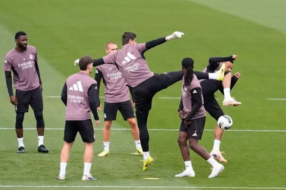 Kylian Mbappé sufre una entrada de Thibaut Courtois en el último entrenamiento del Real Madrid previo al clásico.