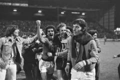 Gérard Janvion, Ivan Curkovic et Jacques Santini, trois des héros de la légendaire épopée européenne des Verts en 1976. (L'Équipe)